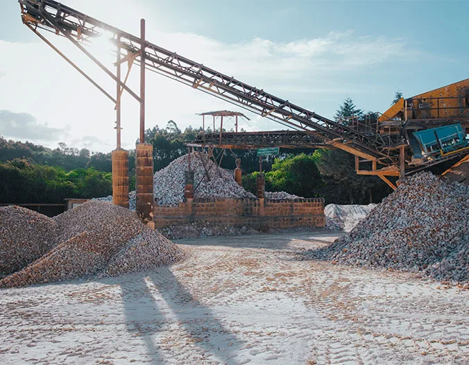 Equipamentos e materiais na área de beneficiamento do Grupo Capivari